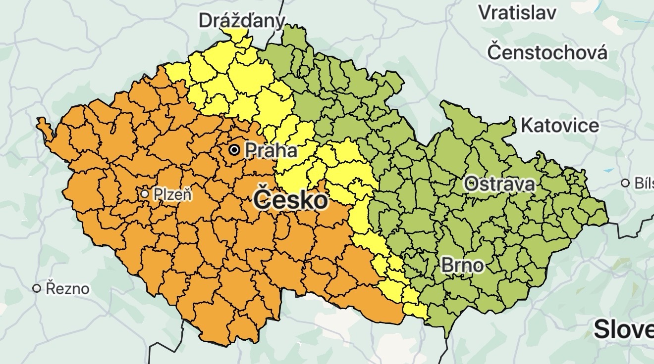 Aktualizováno: Přes Česko se ze severozápadu žene pás bouřek s krupobitím a silným větrem, dorazil do Prahy